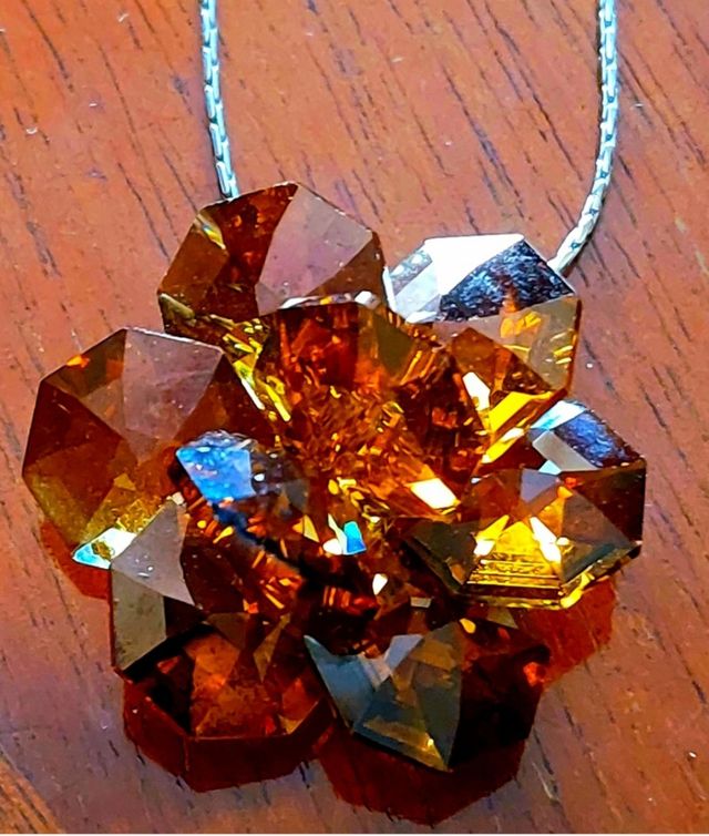 Collana con pietra di cristallo marrone