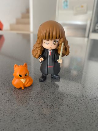 Figura Hermione con gato y varita
