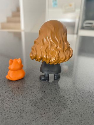 Figura Hermione con gato y varita
