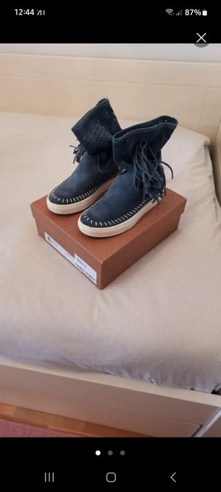 Botines ante azul