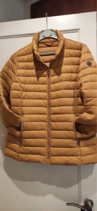 Plumifero ligero color mostaza