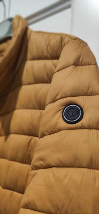 Plumifero ligero color mostaza