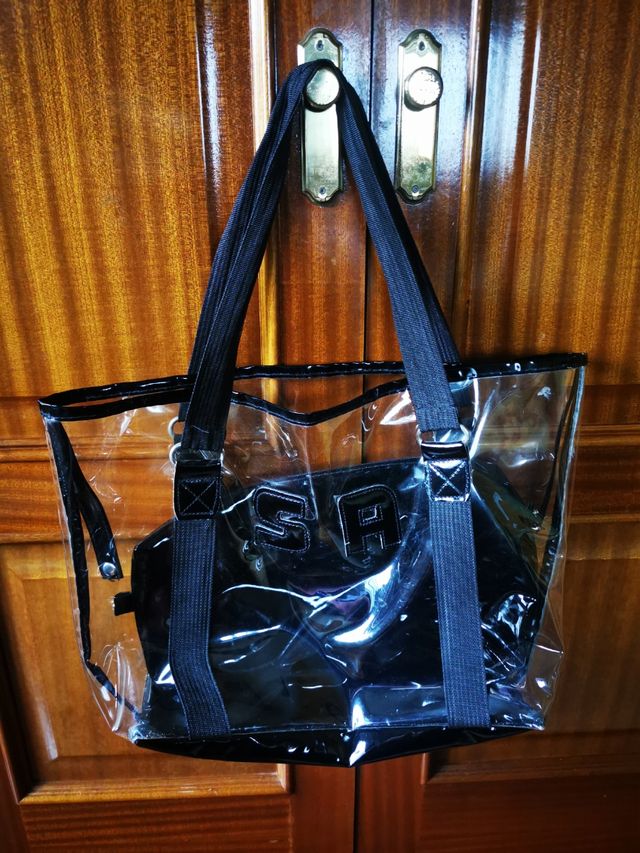 Bolso transparente con neceser dentro