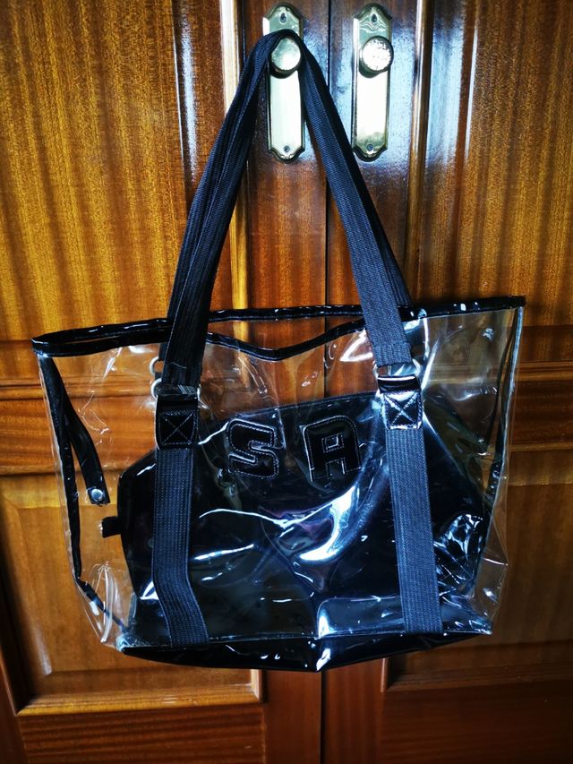 Bolso transparente con neceser dentro