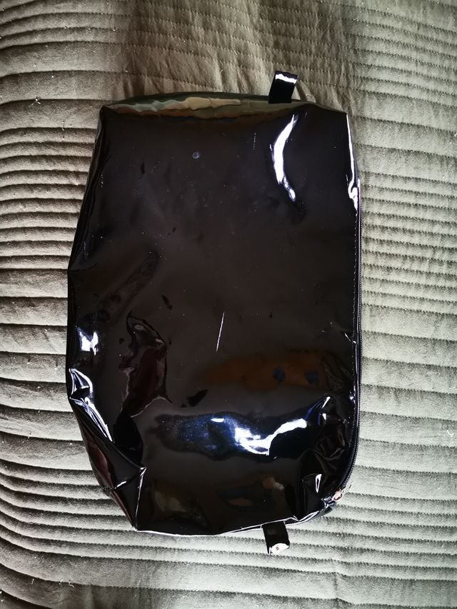 Bolso transparente con neceser dentro