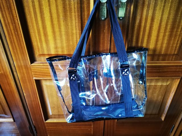 Bolso transparente con neceser dentro