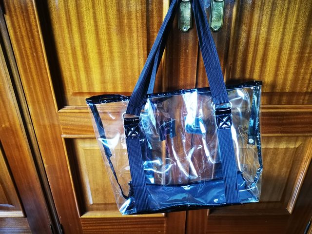 Bolso transparente con neceser dentro