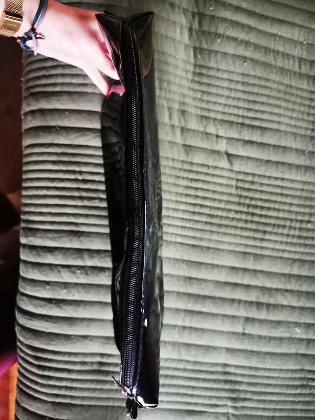 Bolso transparente con neceser dentro