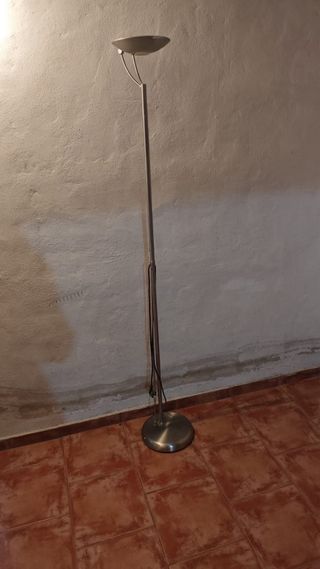 Lampara de pie moderna en metal