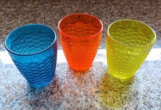 Set di 4 bicchieri in plastica colorata
