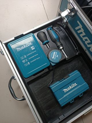 Taladro- percutor Makita con maletín 