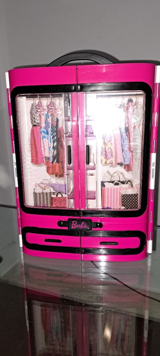 Armario Barbie con complementos