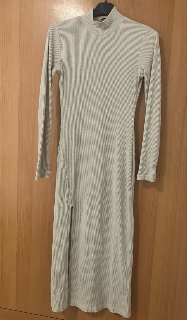 Vestido beige Stradivarius