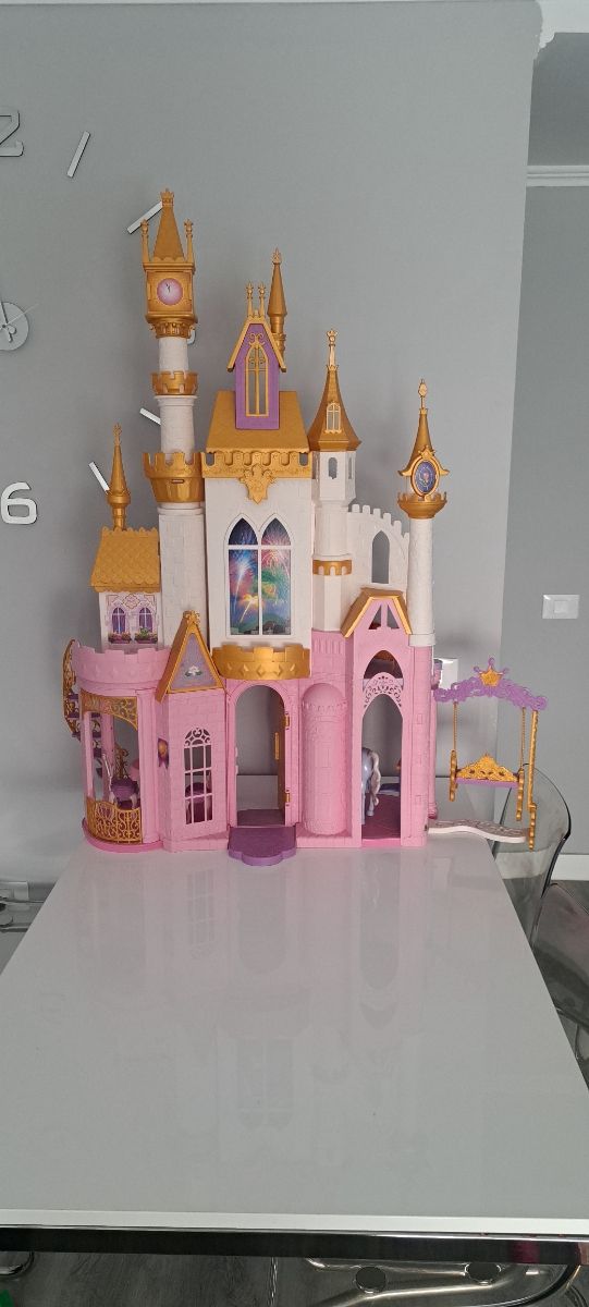 Castillo  y carruaje de barbie más coche