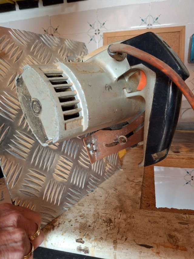 Cierra de cortar mesa