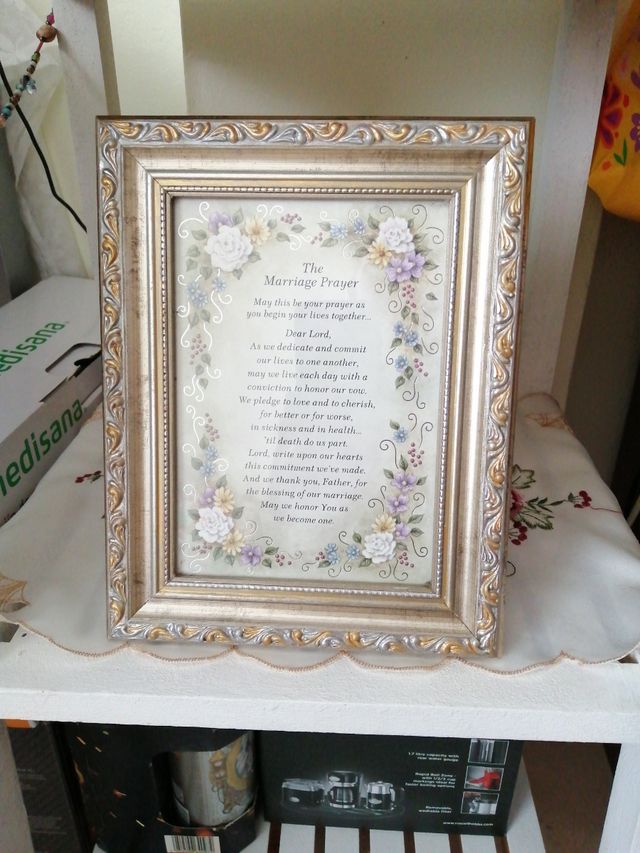 Cuadro con oración matrimonial.