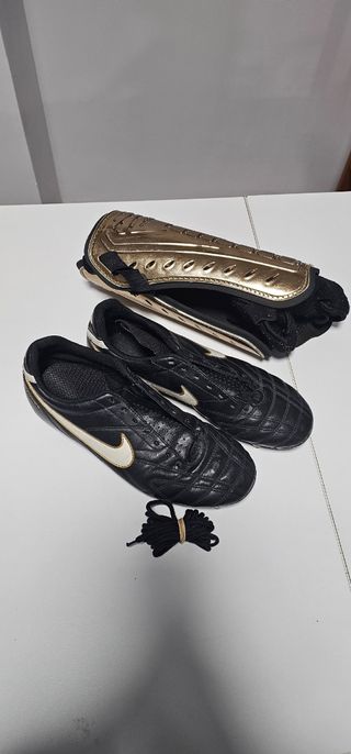 Zapatillas de fútbol con tacos y espinilleras