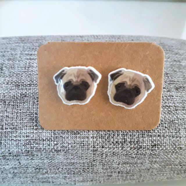 Pequeños pendientes de perro Carlino. Perro pug