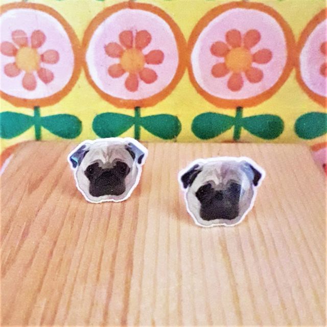 Pequeños pendientes de perro Carlino. Perro pug