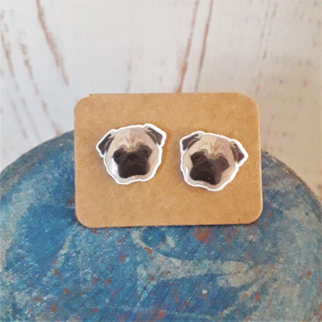 Pequeños pendientes de perro Carlino. Perro pug