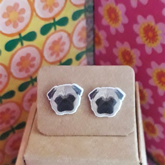 Pequeños pendientes de perro Carlino. Perro pug