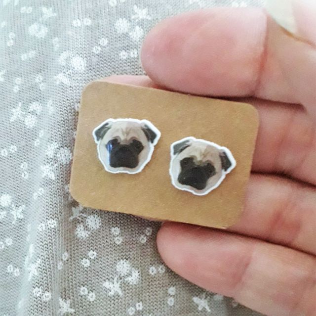 Pequeños pendientes de perro Carlino. Perro pug