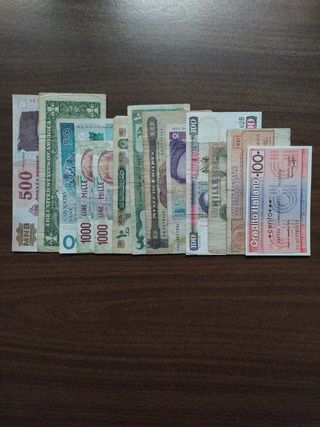 Lotto 13 banconote mondo e miniassegni italiani