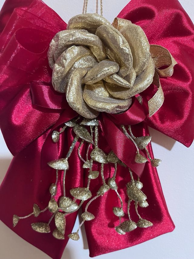 Fiocco natalizio rosso e dorato fatto a mano 