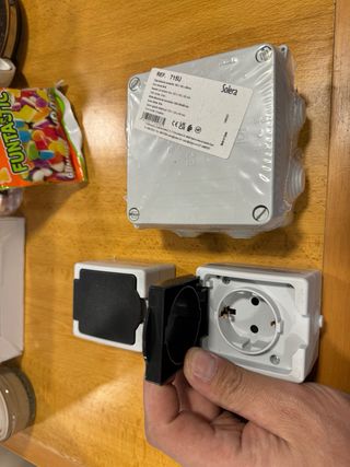 Dos enchufes y caja empalmes 