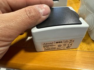 Dos enchufes y caja empalmes 
