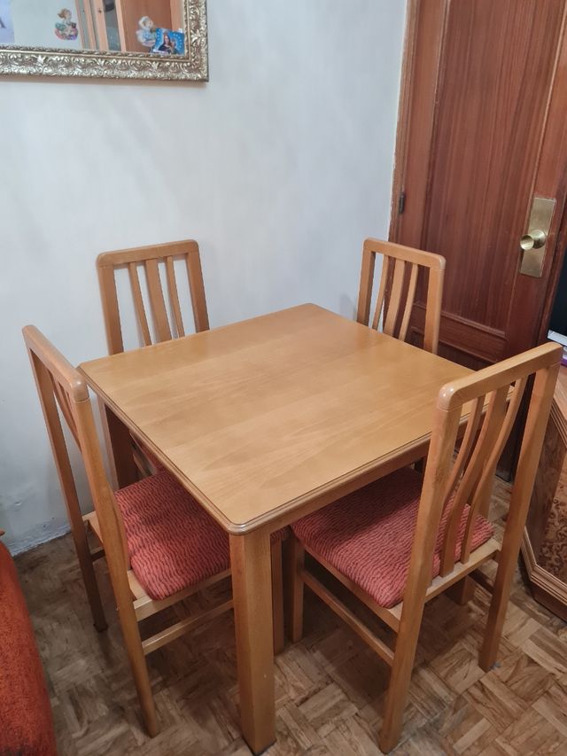 Mesa de comedor con 4 sillas