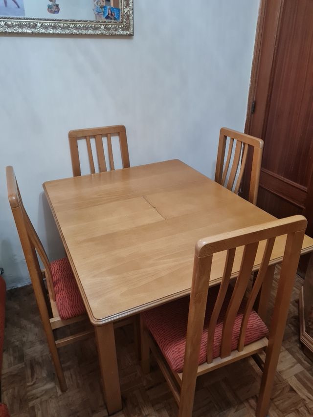 Mesa de comedor con 4 sillas