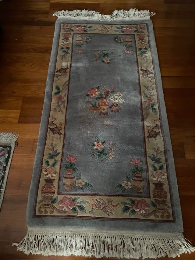 Bonita alfombra china
72 cm x143cm mas 20 de fleco