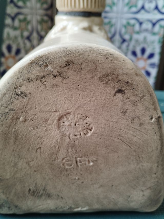 Antiguo calienta cama de cerámica