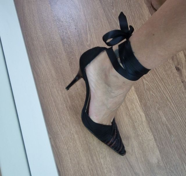 Zapatos fiesta con pedrería.