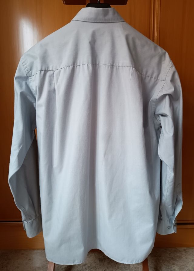 Camisa azul grisáceo