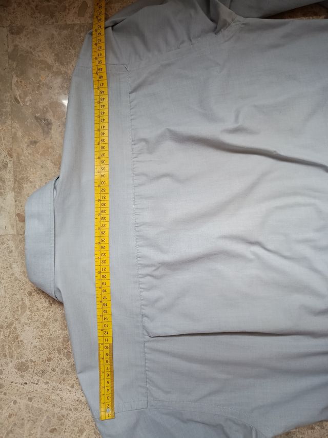 Camisa azul grisáceo