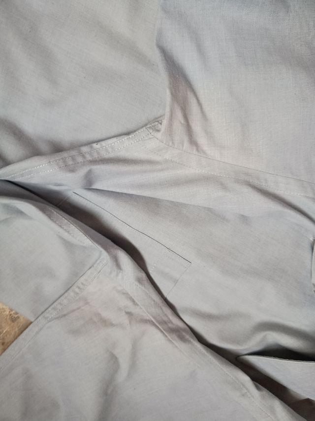 Camisa azul grisáceo