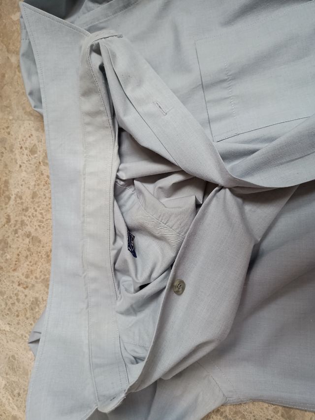 Camisa azul grisáceo