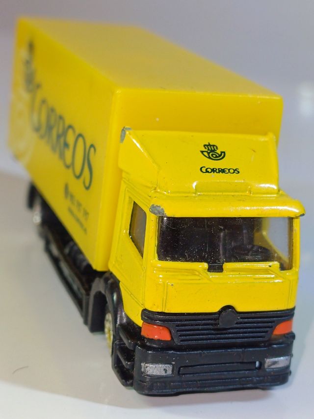 CAMION DE CORREOS MERCEDES BENZ ARTEGO 1/64