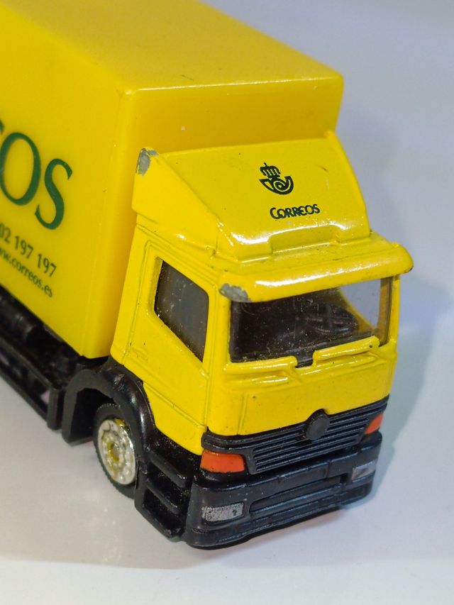 CAMION DE CORREOS MERCEDES BENZ ARTEGO 1/64
