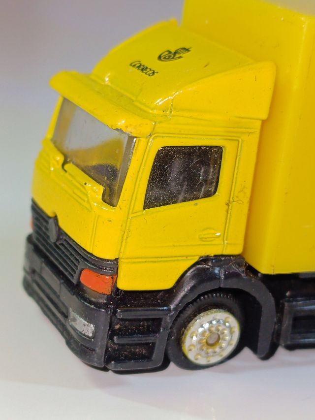 CAMION DE CORREOS MERCEDES BENZ ARTEGO 1/64
