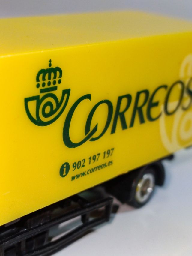 CAMION DE CORREOS MERCEDES BENZ ARTEGO 1/64