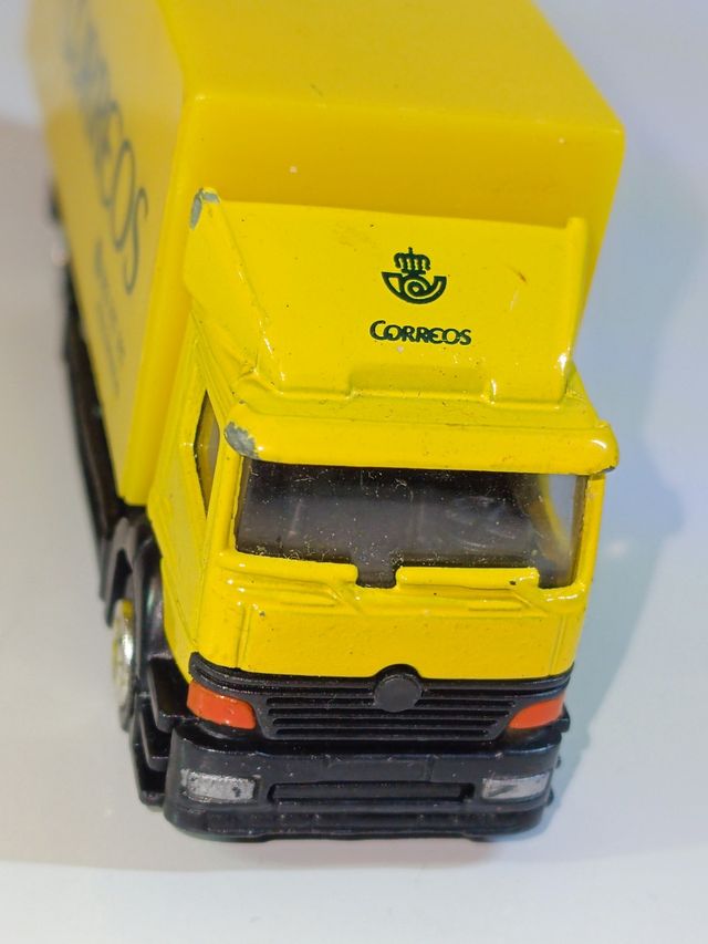 CAMION DE CORREOS MERCEDES BENZ ARTEGO 1/64