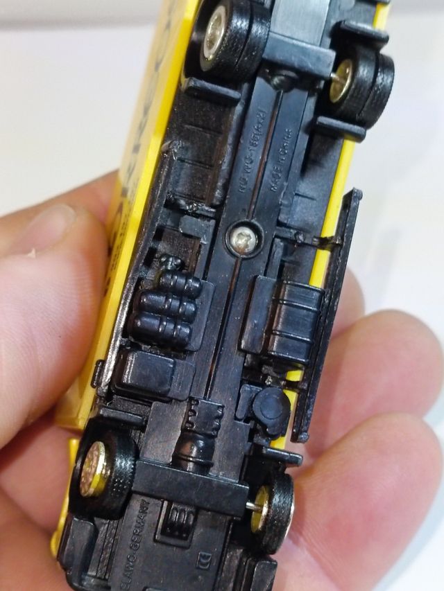 CAMION DE CORREOS MERCEDES BENZ ARTEGO 1/64