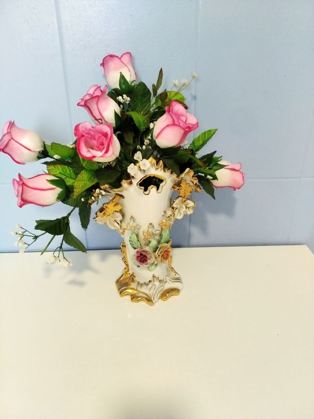 Florero de porcelana.