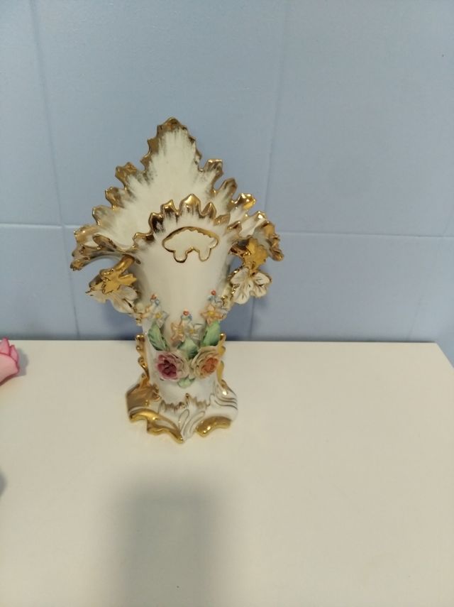 Florero de porcelana.