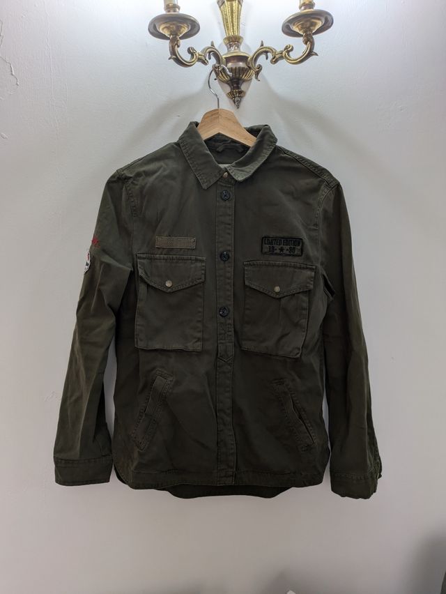 Sobre camisa caqui Bershka 