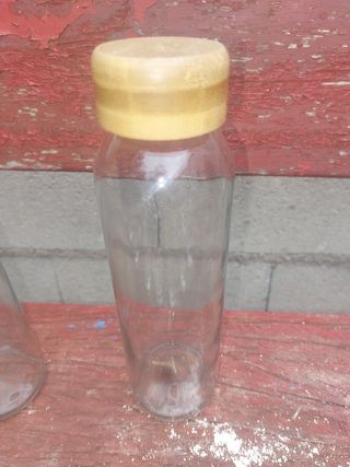 Botellas pequeñas y vasos de chupito