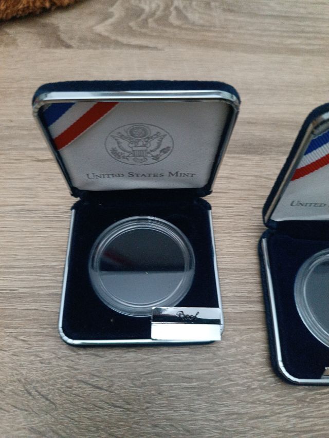 Scatole per monete o distintivi